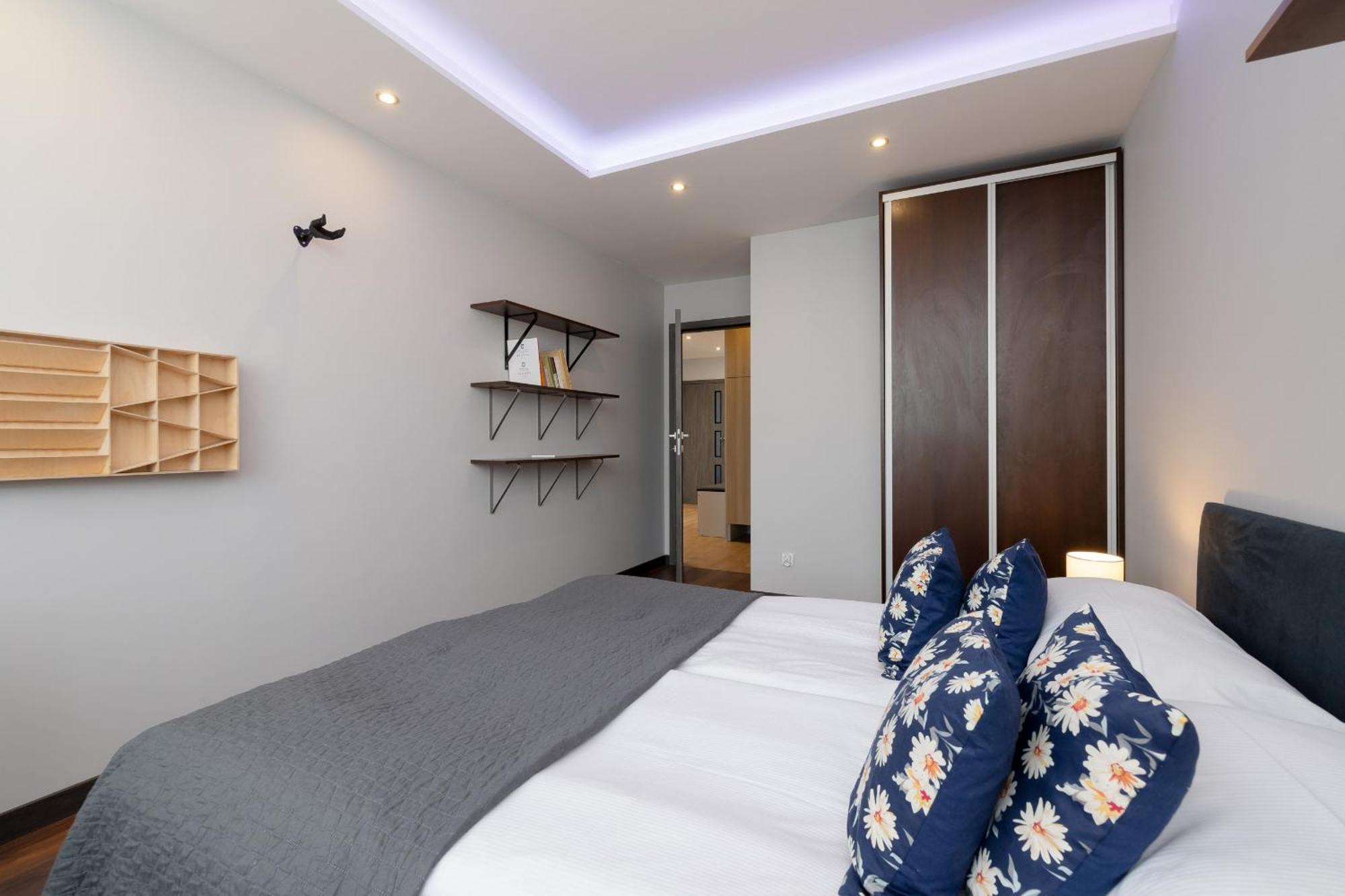 Spacious For 6 Guests In With Office By Renters Appartement