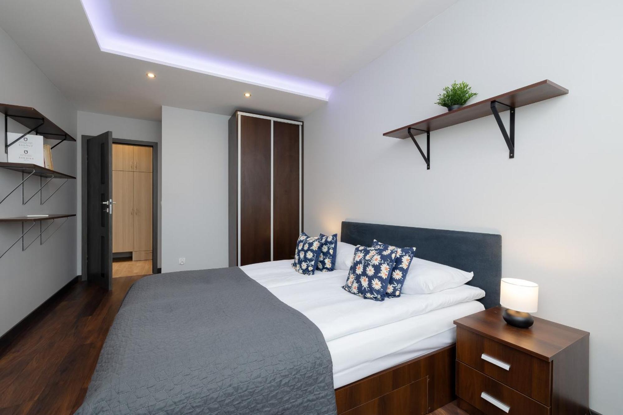 Spacious For 6 Guests In With Office By Renters Appartement *